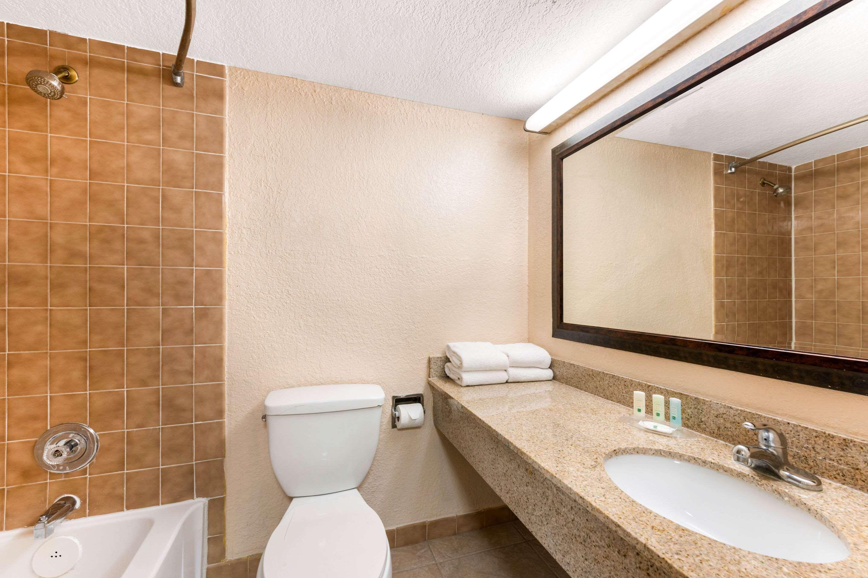 Quality Inn & Suites Orlando Airport Esterno foto