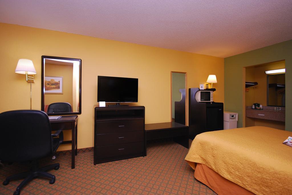 Quality Inn & Suites Orlando Airport Esterno foto