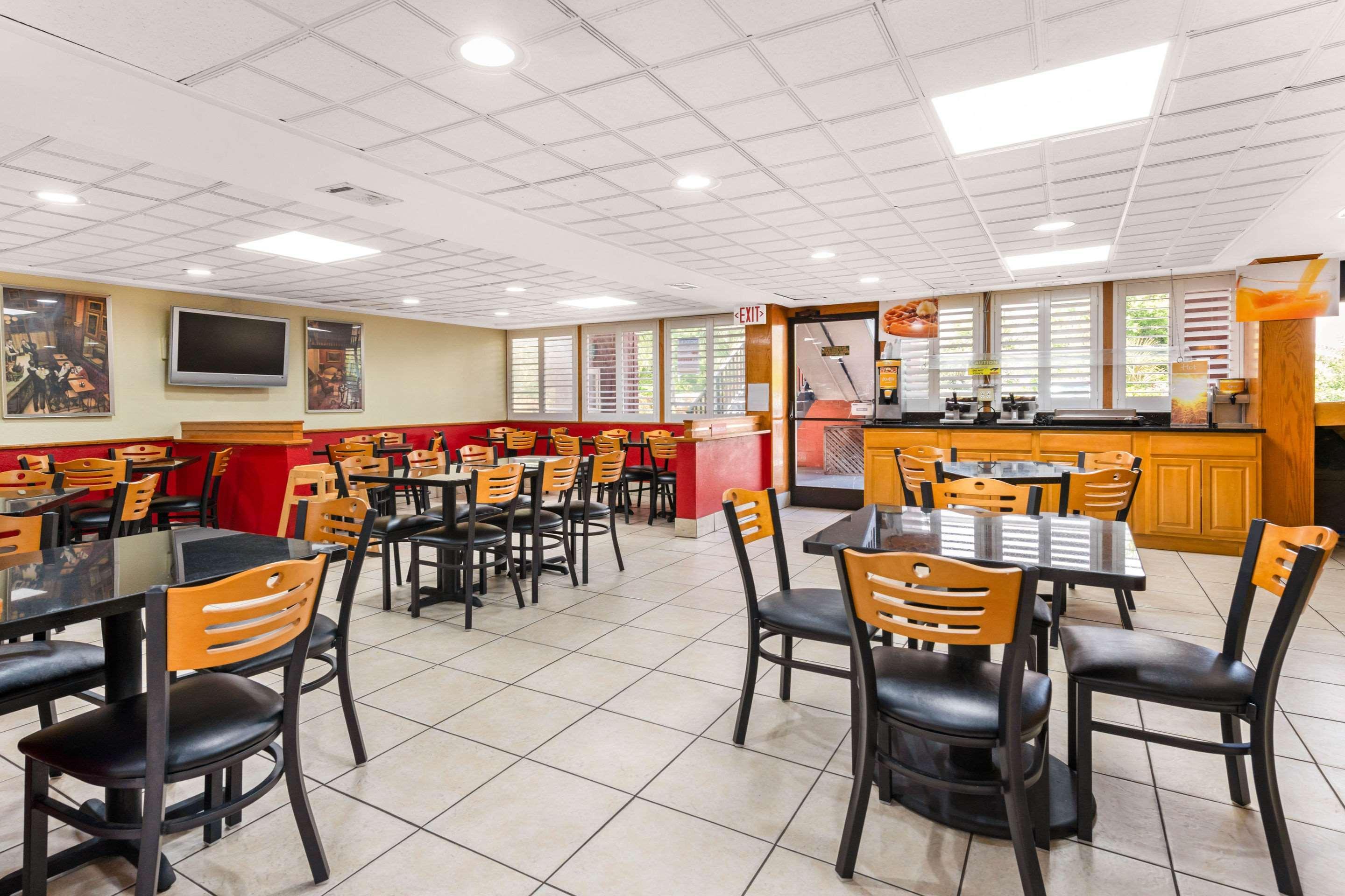 Quality Inn & Suites Orlando Airport Esterno foto